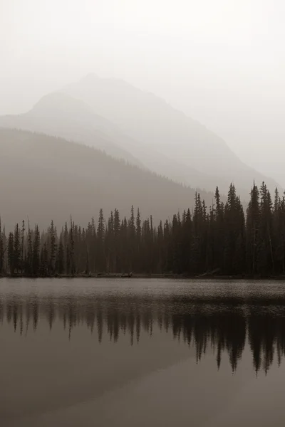 Lago de montanha nebuloso — Fotografia de Stock
