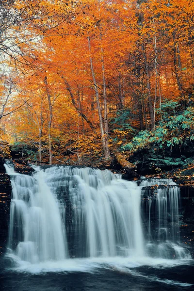 Mooie herfst watervallen — Stockfoto