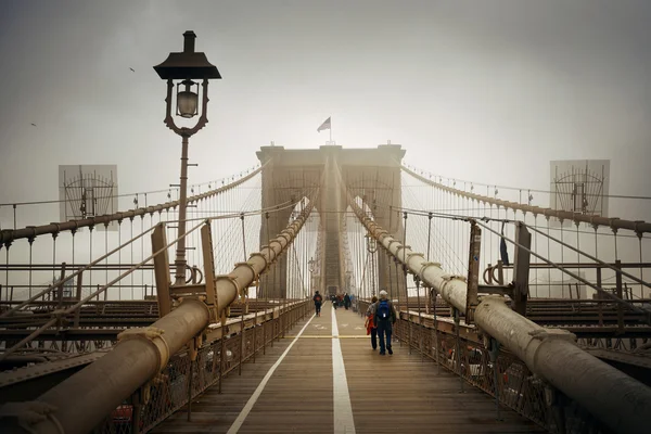 Walk on Brooklyn Bridge in a foggy day — Stock Photo, Image