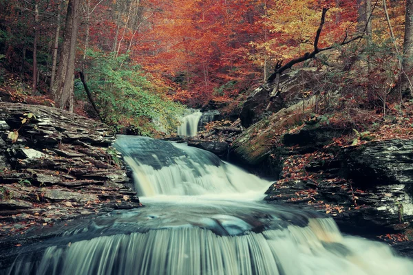 Schöne herbstliche Wasserfälle — Stockfoto