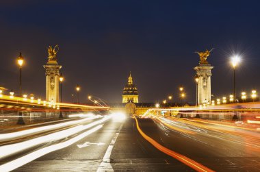 Alexandre III Köprüsü gece görünümü
