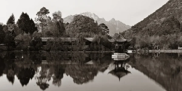 Schwarzer Drachenpool — Stockfoto