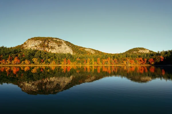 Sonbahar Göl Manzaralı — Stok fotoğraf