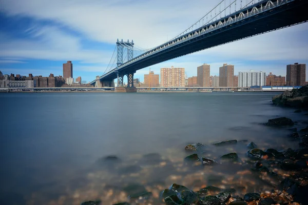Manhattan Bridge e il centro di New York — Foto Stock