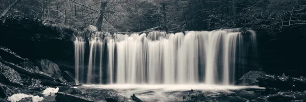 Wasserfälle in schwarz und weiß — Stockfoto