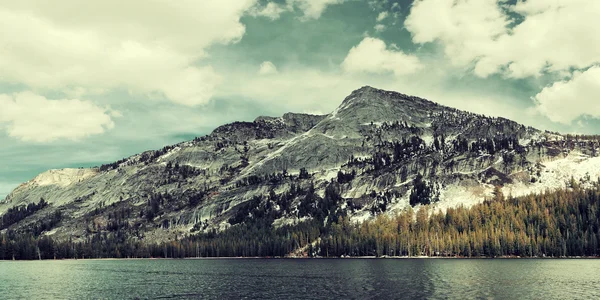 Lago outono cênico — Fotografia de Stock