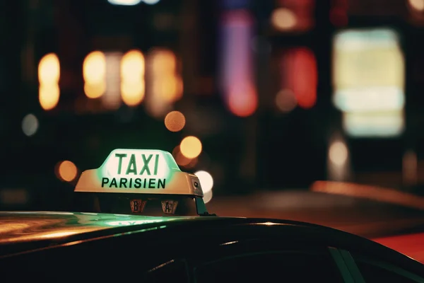 Taxi op de Parijse straat — Stockfoto