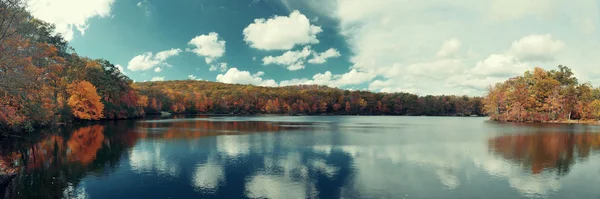 Φθινόπωρο θέα στη λίμνη — Φωτογραφία Αρχείου