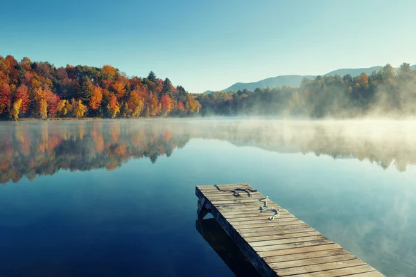 Fog over autumn lake — Stock Photo, Image