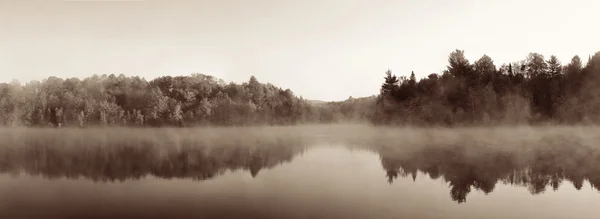 Nevoeiro sobre o lago outono — Fotografia de Stock