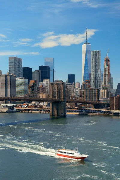 Brooklyn Bridge et le centre de Manhattan — Photo