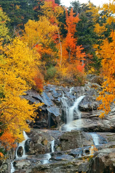Vodopády v podzimním lese — Stock fotografie
