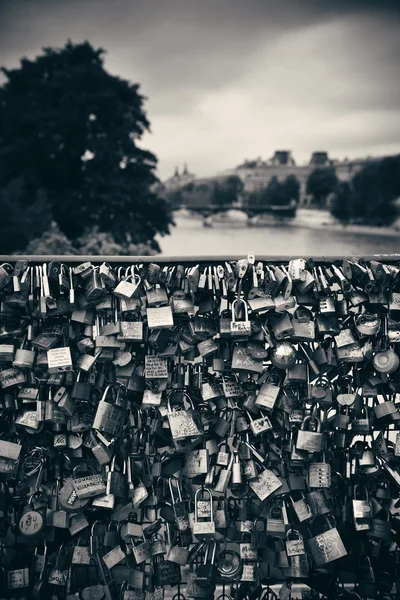 Hangsloten op Parissien brug — Stockfoto