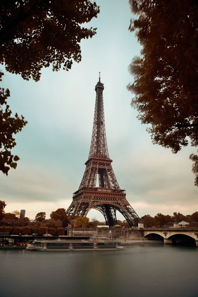 Eiffelturm mit Brücke — Stockfoto