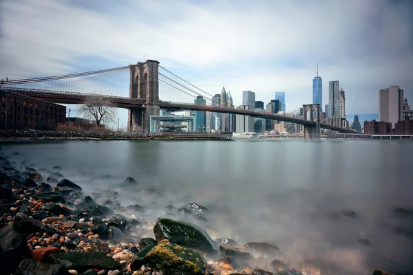 Brooklyn Bridge och centrala Manhattan — Stockfoto