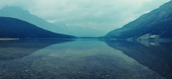 Lac au crépuscule avec reflets — Photo