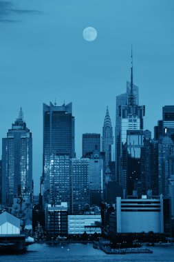 Midtown Manhattan üzerinde ay