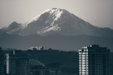 MT Rainier ve Seattle cityscape