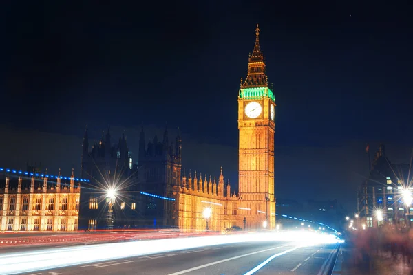 Ljus trail på Westminster Bridge — Stockfoto