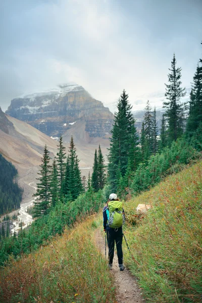 Kobieta Hiker w parku — Zdjęcie stockowe