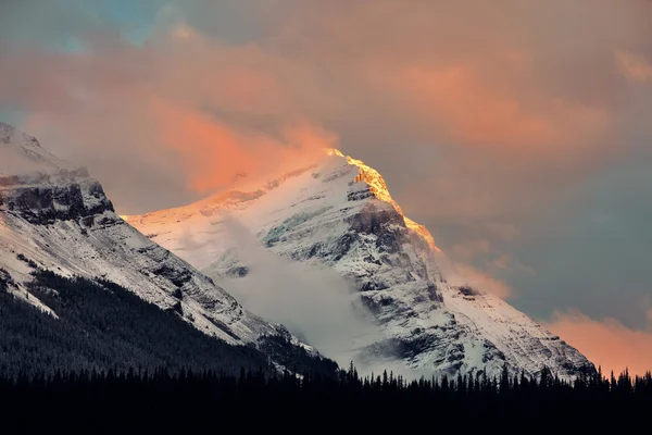 Mistige berg zonsondergang — Stockfoto