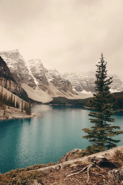 Lago di Morena con montagna innevata — Foto Stock