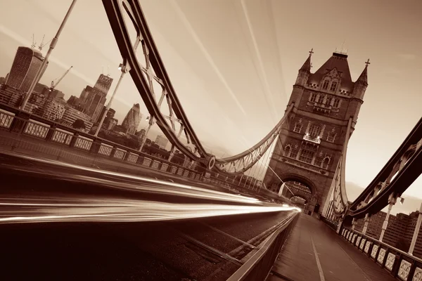 Torre ponte tráfego matutino — Fotografia de Stock