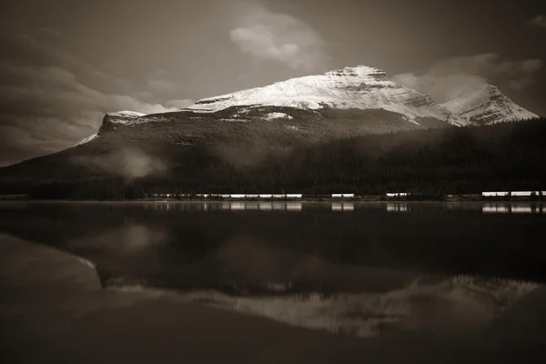 Гора з відображенням озера — стокове фото