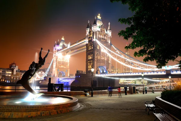 Tower Bridge and statue — Stock Photo, Image