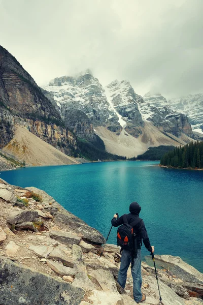 Hiker in Moraine Lake — Stock Photo, Image