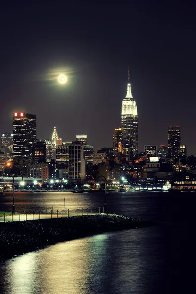 Lua Subir sobre Manhattan — Fotografia de Stock