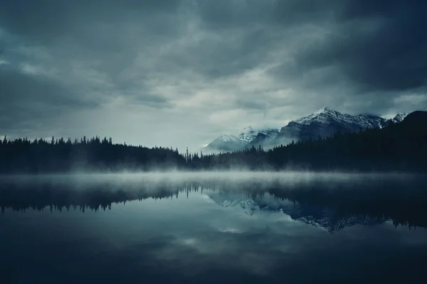 Lago Herbert em uma manhã nebulosa — Fotografia de Stock