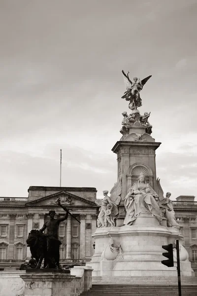 Buckinghamský palác v Londýně. — Stock fotografie