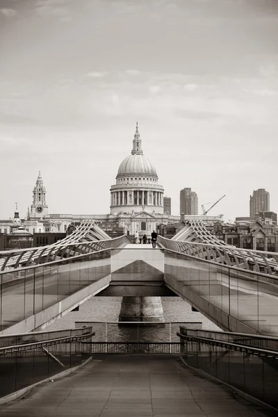 St Pauls Cathedral a Millennium most — Stock fotografie