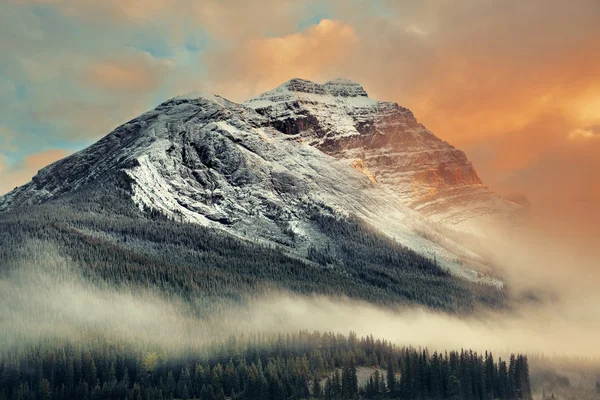 Mlžné hory západ slunce — Stock fotografie