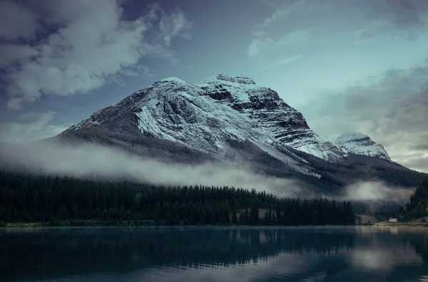 Berg mit Seenspiegelung — Stockfoto