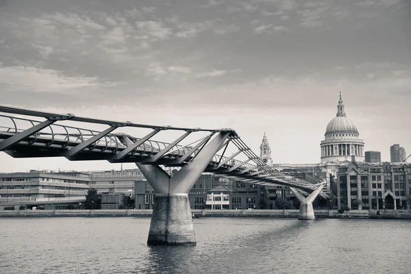 St Pauls Cathedral i Millennium bridge — Zdjęcie stockowe