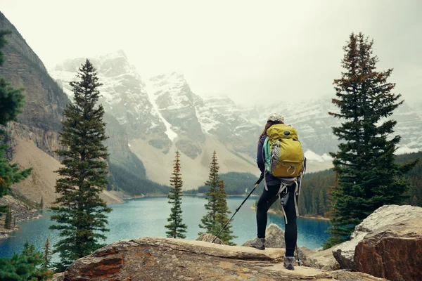 Caminhante em Moraine Lake — Fotografia de Stock