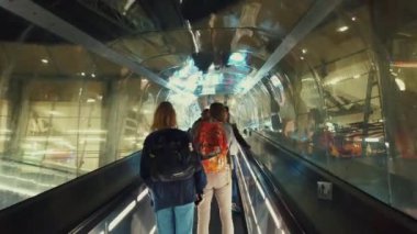 PARIS, FRANCE - 14 MAR 2020: Charles de Gaulle Havaalanı CDG iç görünümü Fransa 'nın ana ulaşım merkezi.