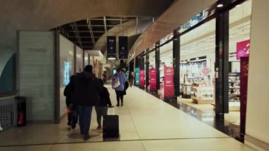 PARIS, FRANCE - 14 MAR 2020: Charles de Gaulle Havaalanı CDG iç görünümü Fransa 'nın ana ulaşım merkezi.