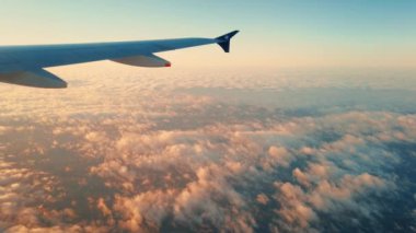 Bulutların üzerinde uçarken uçaktan görüntüle