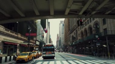 NEW YORK, ABD - 3 APR 2020: New York 'ta COVID-19 Coronavirus salgını sonucu az sayıda yaya ve trafik bulunan boş cadde.