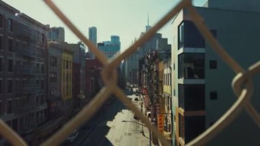 NEW YORK, ABD - 21 Mart 2020: New York 'ta COVID-19 Coronavirus salgını sonucu Çin Mahallesi' nde az sayıda yaya ve trafik bulunan boş cadde.