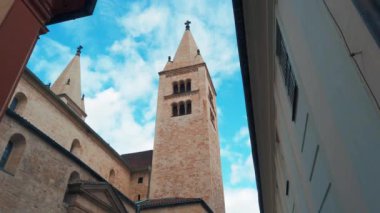 Prag Çek Cumhuriyeti 'nde kilise ve tarihi kent mimarisine yakından bakmak.
