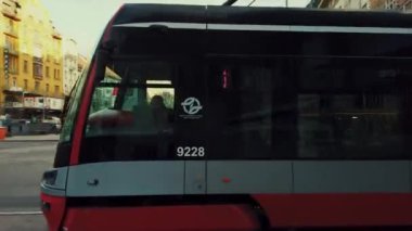 PRAG, CZECH Cumhuriyet - 14 MAR 2020: Tramvay ve tarihi kent mimarisi ile sokak manzarası.