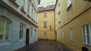 Çek Cumhuriyeti Prag 'da sokak manzaralı küçük bir sokak..