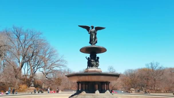 纽约市中央公园Bethesda Terrace天使雕塑 — 图库视频影像