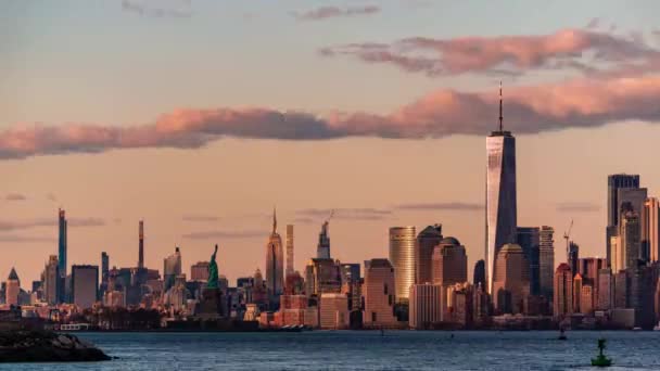 纽约市的天际线上有自由女神像和帝国大厦的时间间隔 — 图库视频影像