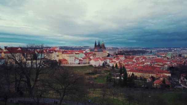 チェコ共和国で建築と都市の時間経過ビューとプラハの都市スカイライン — ストック動画