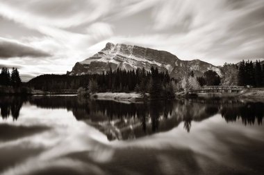 Kanada 'daki Banff Ulusal Parkı' nda kar dağı ve su yansıması olan iki Jack Gölü.